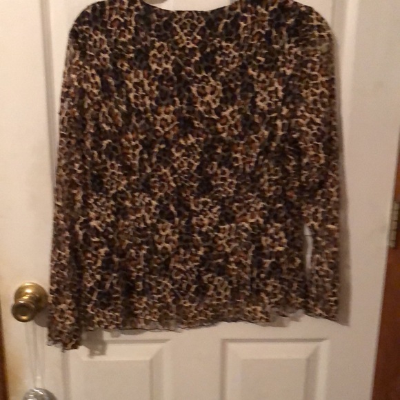 A beautiful leopard top - Picture 3 of 3
